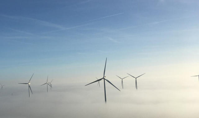 éoliennes dans les nuages