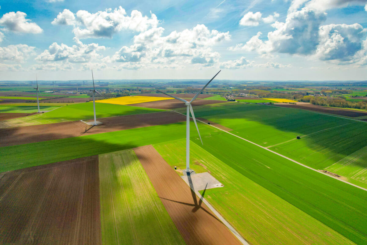 Eoliennes au milieu des champs