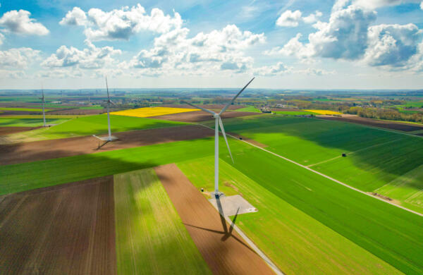 Eoliennes au milieu des champs