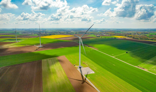 Eoliennes au milieu des champs